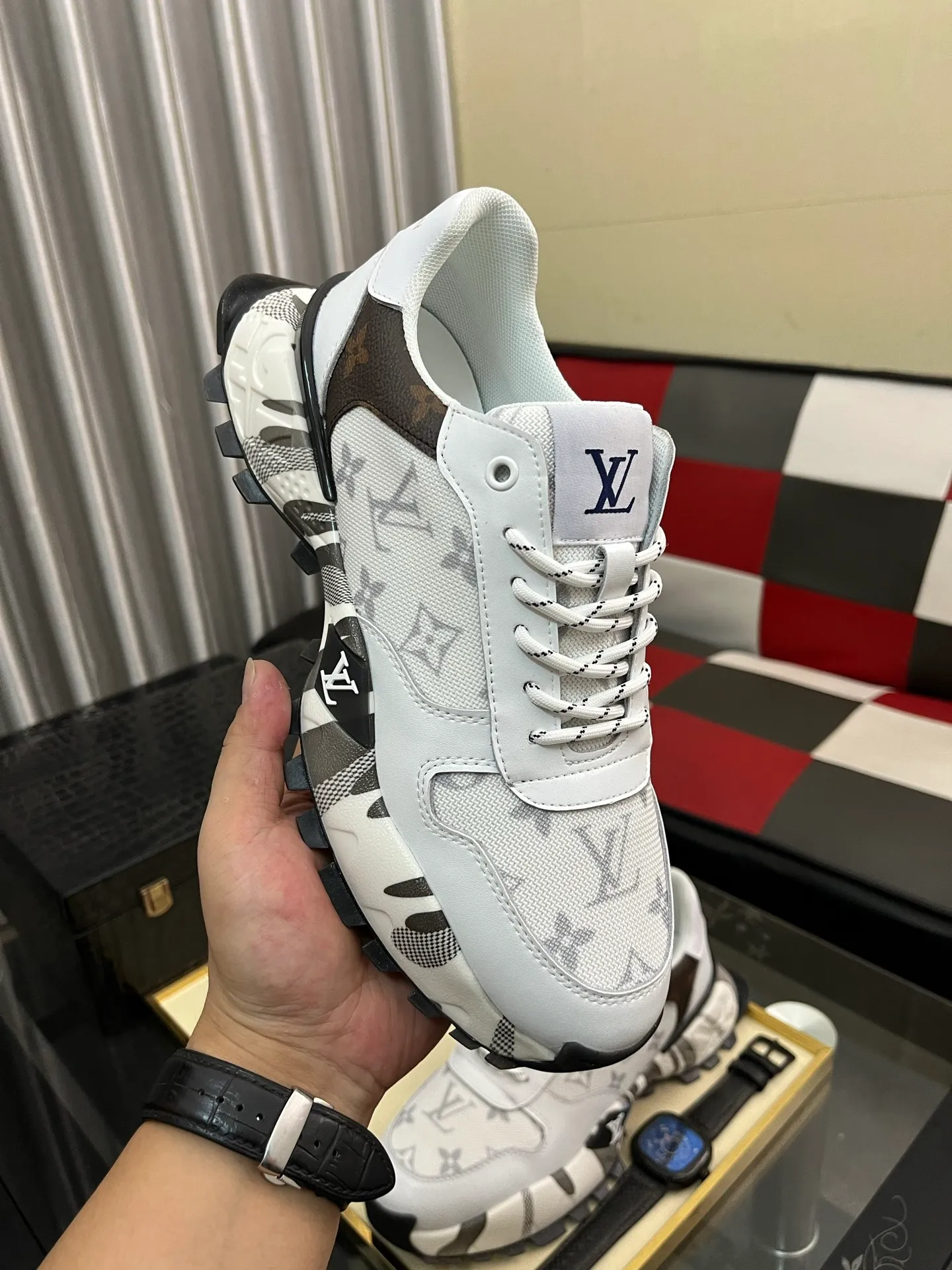 Men's shoes 💰458⌚️⌚️《Louis vuitton/LV Louis Vuitton》original quality.~ Unique modern style sneakers. 🏃A must-have casual shoe for trendy men😍😍 Original brand imported from Italy, imported original leather, cowhide lining (refuses to discolor and grind feet) Sole: Original sole provided by the original factory, French lazy style design ⚠️Fit to the feet Original quality code number: 38-442️⃣Colors available